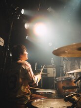 渡邊剣人（Dr）（撮影：オガワタクヤ）