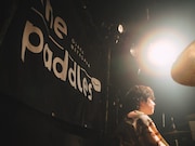 渡邊剣人（Dr）（撮影：オガワタクヤ）