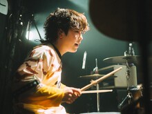 渡邊剣人（Dr）（撮影：オガワタクヤ）