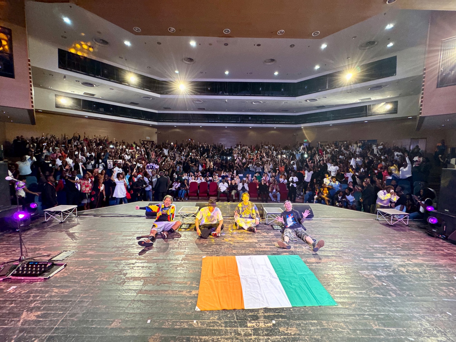 「J-POP Anime Ivoire 2026」FLOWのライブの様子。