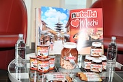 机に並ぶNutellaの商品。