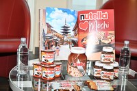 机に並ぶNutellaの商品。