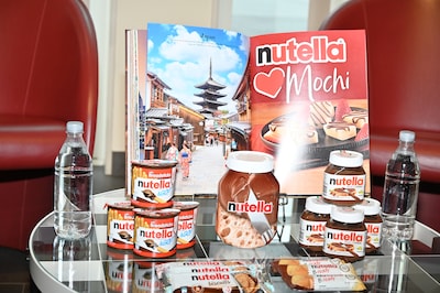 机に並ぶNutellaの商品。