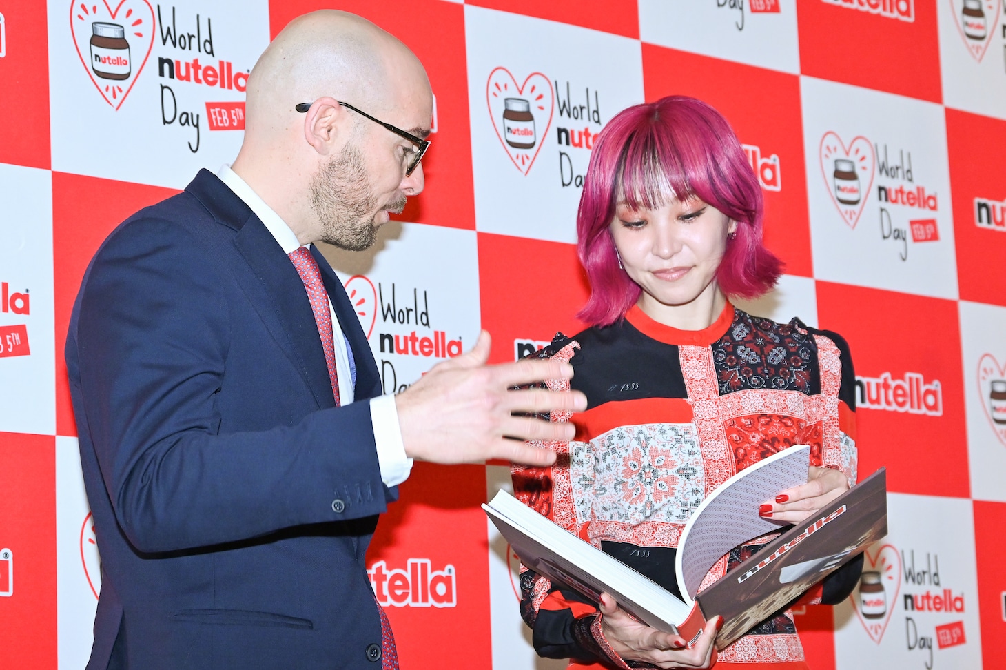 Nutellaの本を読むLiSA（右）。