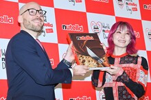 トーマス・ピルソン氏（左）とLiSA（右）。