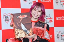 Nutellaの本を手ににっこり笑うLiSA。