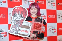 キャラクター化したLiSAのパネルとLiSA本人。