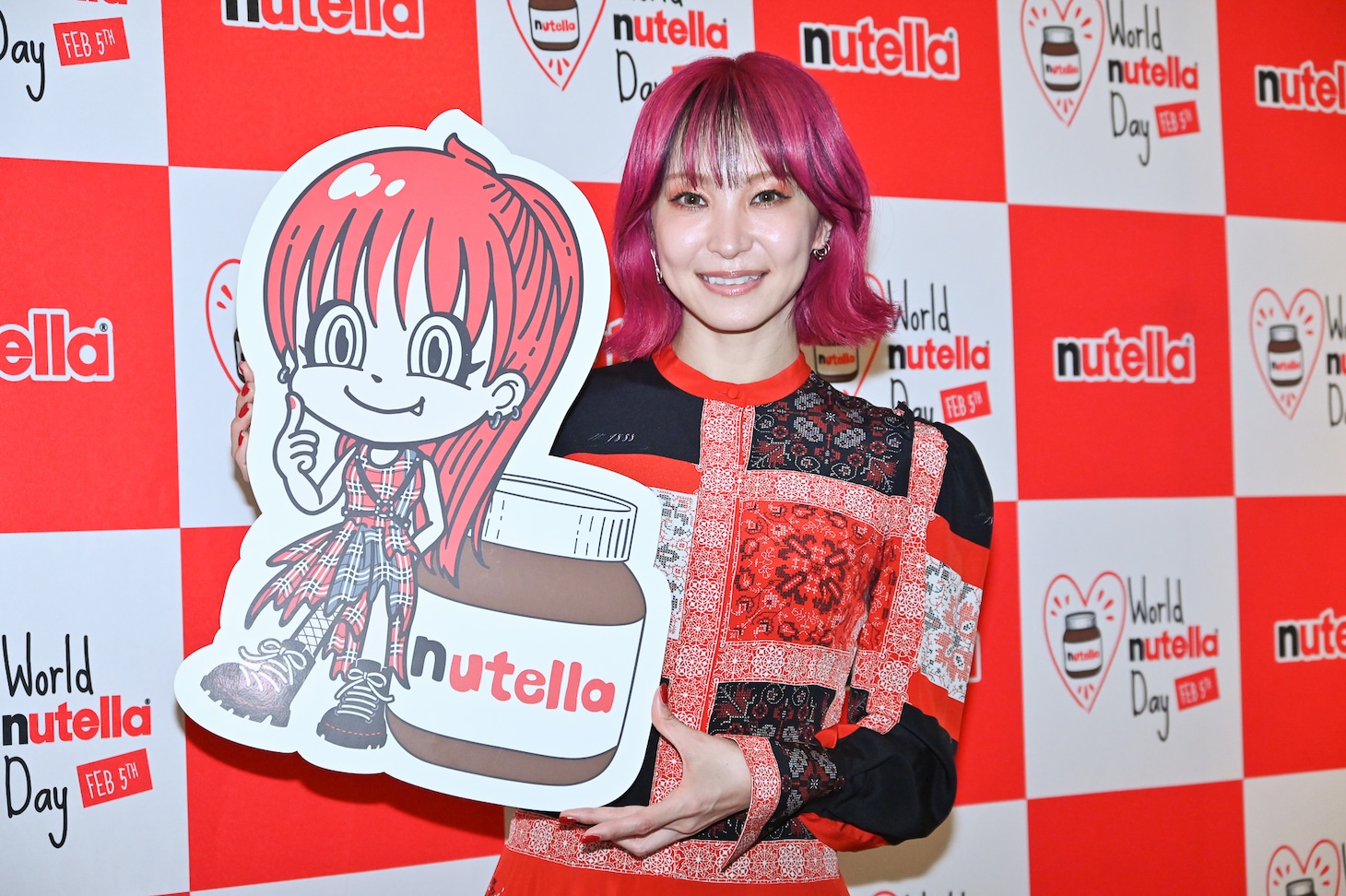 キャラクター化したLiSAのパネルとLiSA本人。