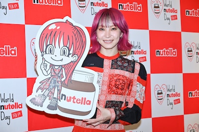 キャラクター化したLiSAのパネルとLiSA本人。