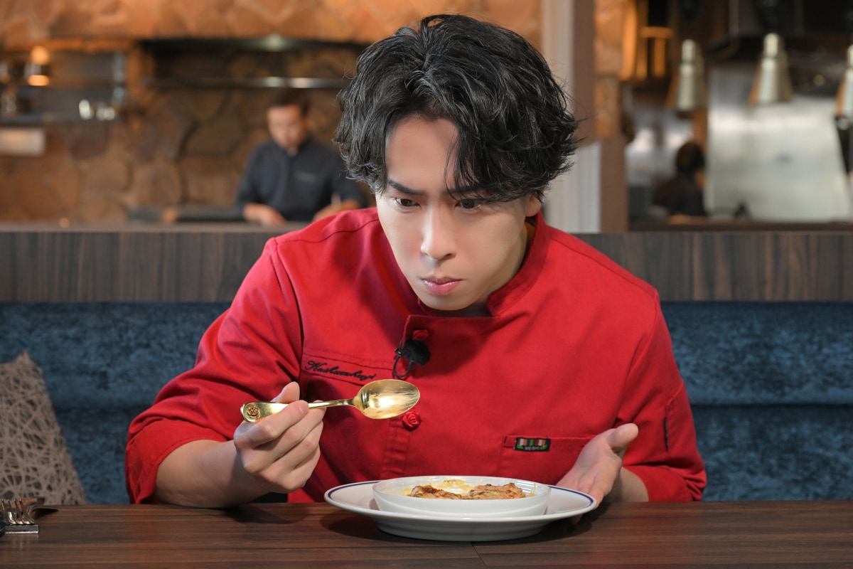 黄金のスプーンでネギ料理を味わう舘様。©TBS