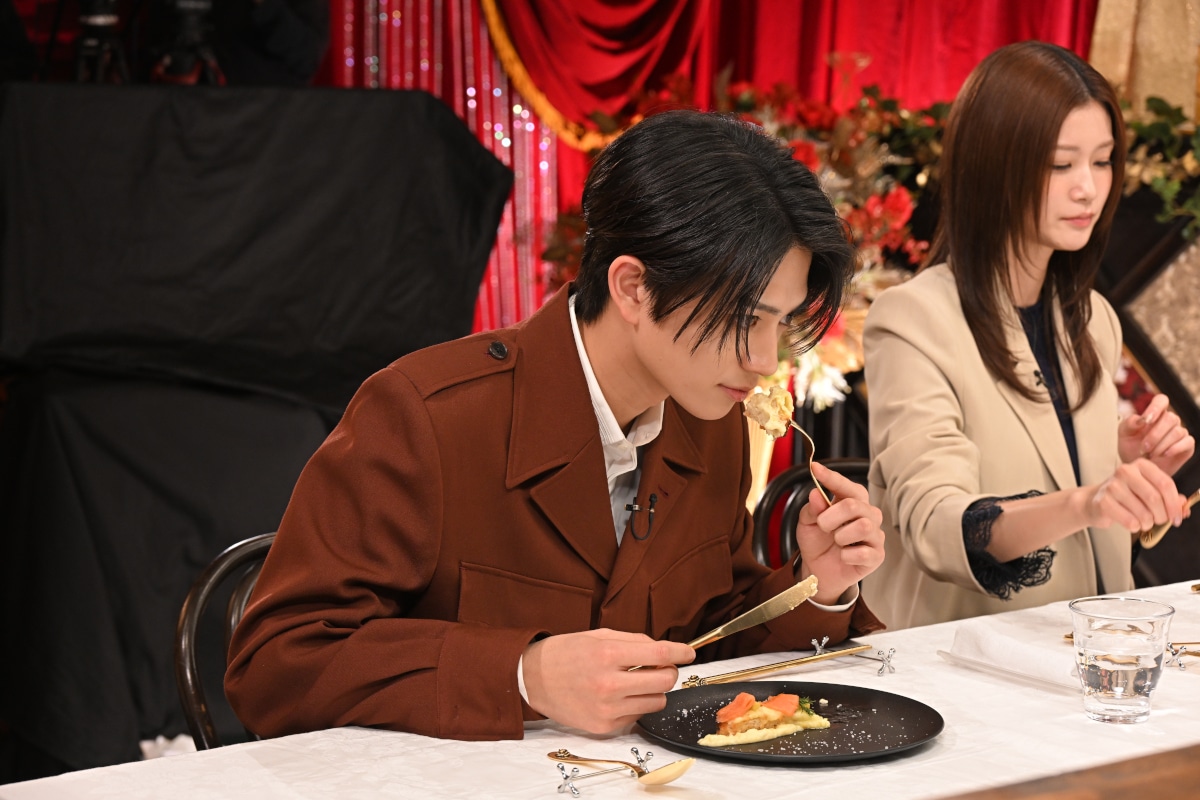 舘様特製のエレガント料理を味わう岩瀬洋志。