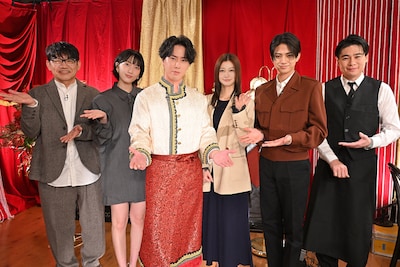 左から飯尾和樹（ずん）、知英（KARA）、宮舘涼太（Snow Man）、生見愛瑠、岩瀬洋志、吉村崇（平成ノブシコブシ）。