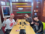 「MAZZEL Banquet Radio」収録中のMAZZEL。左からHAYATO、NAOYA、RYUKI。