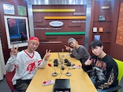 「MAZZEL Banquet Radio」収録中のMAZZEL。左からHAYATO、NAOYA、RYUKI。