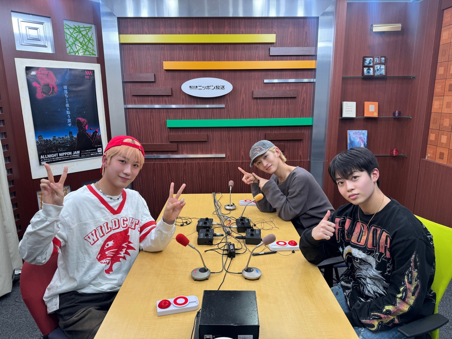 「MAZZEL Banquet Radio」収録中のMAZZEL。左からHAYATO、NAOYA、RYUKI。