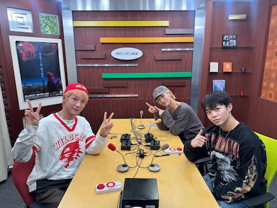 「MAZZEL Banquet Radio」収録中のMAZZEL。左からHAYATO、NAOYA、RYUKI。