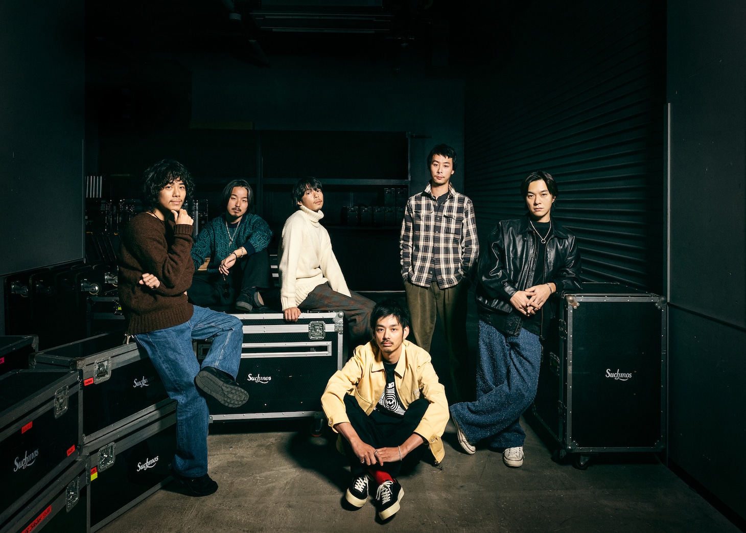 Suchmosのニュービジュアル。中央手前が山本連（B）。