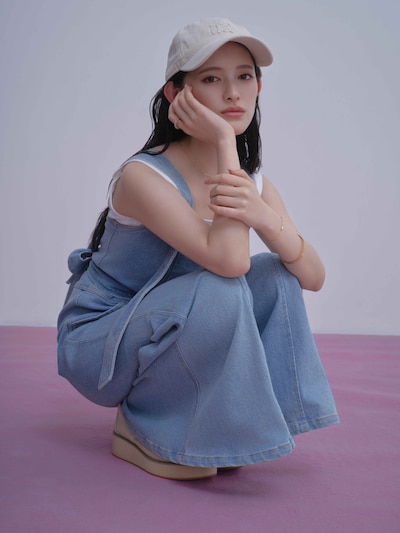 mauve byのコラボコレクションを身に着けた菅田愛貴（超ときめき♡宣伝部）。