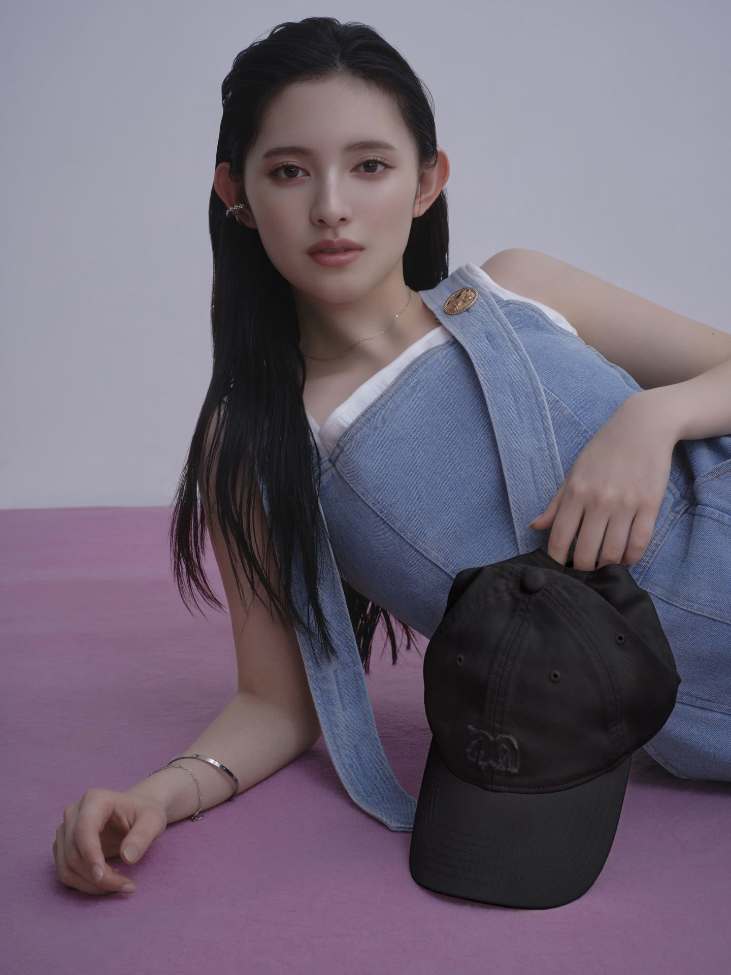 mauve byのコラボコレクションを身に着けた菅田愛貴（超ときめき♡宣伝部）。