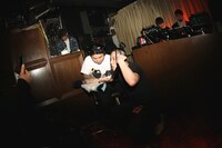 ライブ中にタトゥーを入れるSSP。（撮影：Reimi）