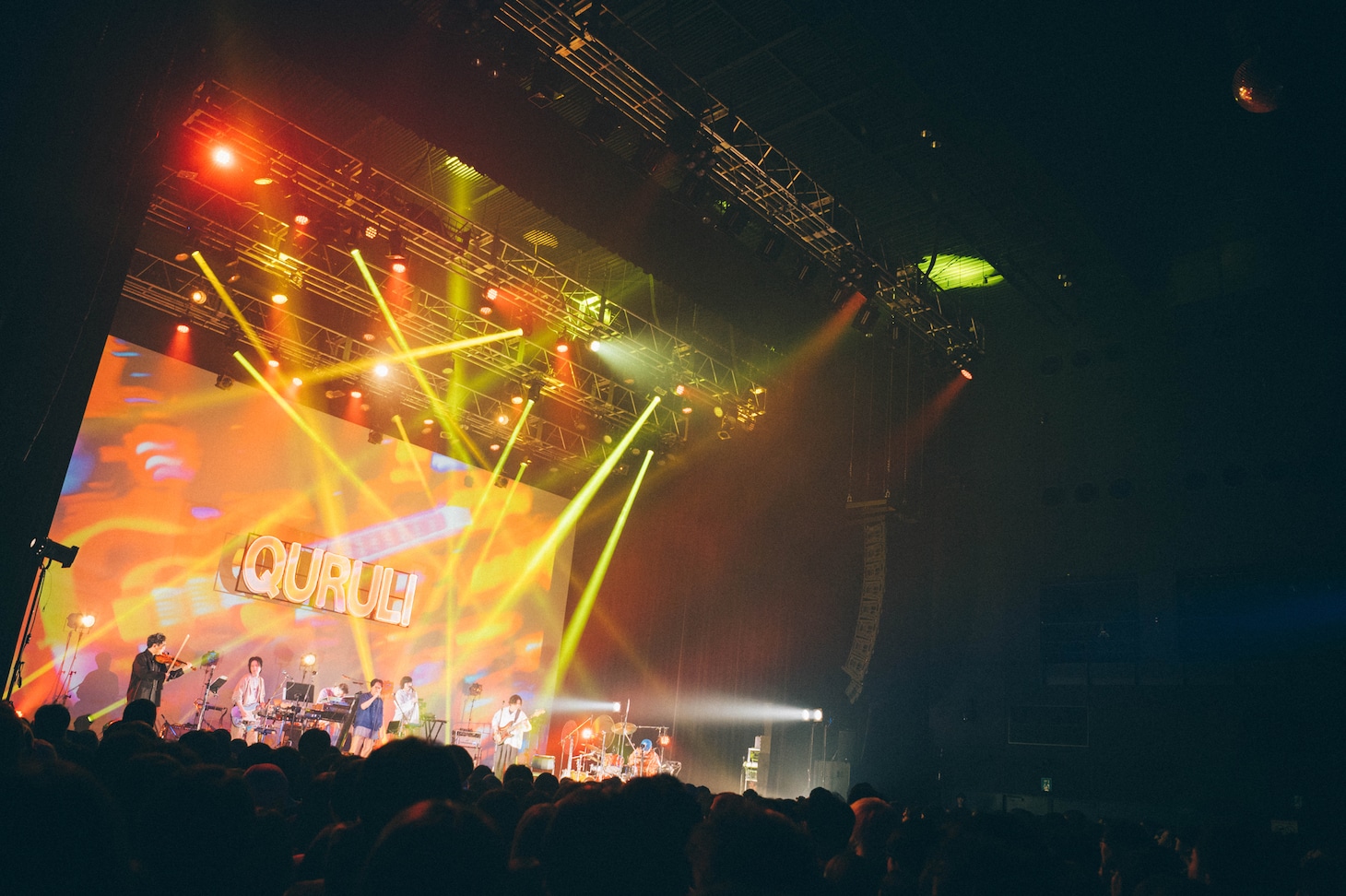 「くるりツアー25/26 ～夢のさいはて～」東京公演の様子。（Photo by Kana Tarumi）