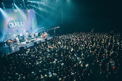 「くるりツアー25/26 ～夢のさいはて～」東京公演の様子。（Photo by Kana Tarumi）