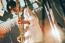 佐藤征史（B, Vo）（Photo by Kana Tarumi）