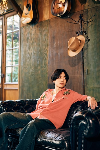 石原慎也（Saucy Dog）がモデルを務めるglambルック。