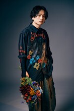 石原慎也（Saucy Dog）がモデルを務めるglambルック。