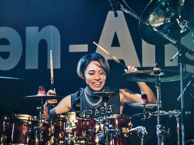 hibiki（Dr）（Photo by Tetsuya Matsuda）