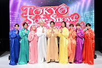 Snow Manメンバーと伊藤英明（中央）。