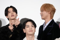 ムービーセッション時に與那城奨の指ハート投げキッスを披露する佐藤景瑚（左）。