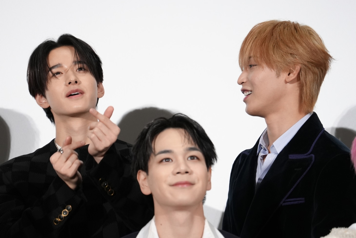 ムービーセッション時に與那城奨の指ハート投げキッスを披露する佐藤景瑚（左）。