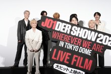 パネルを手にステージ上を動き回る豆原一成（前）。