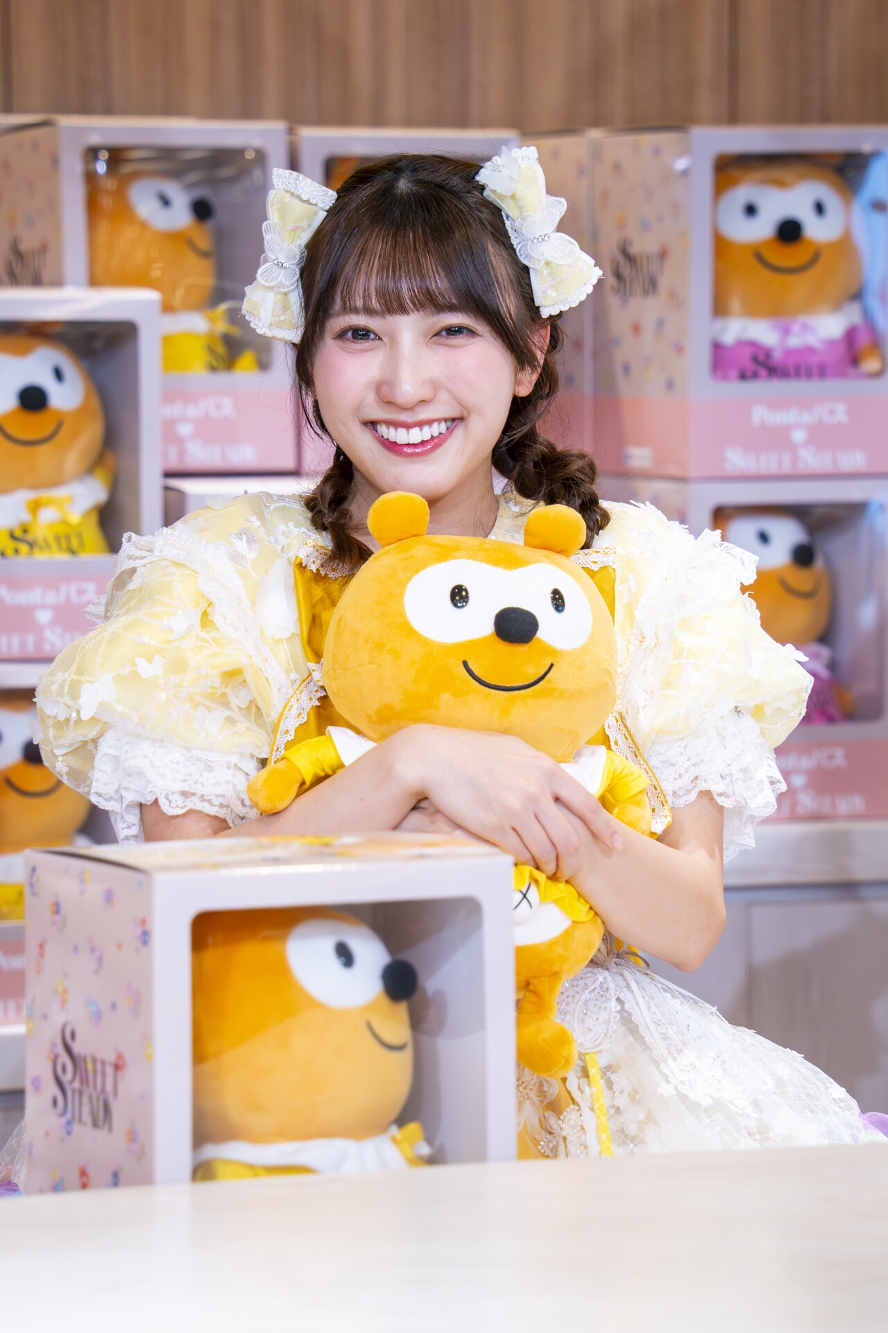 SWEET STEADY、ポンタぬいぐるみをファンに手渡し！白石まゆみ「夢が