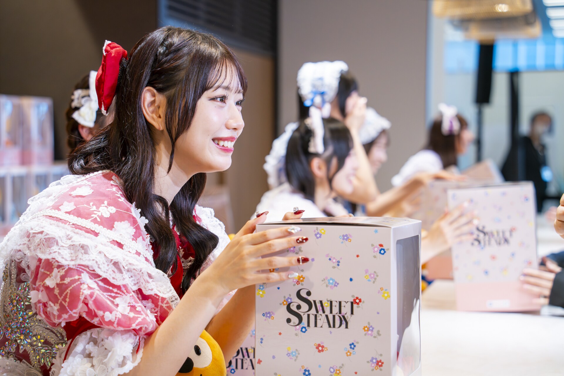 SWEET STEADY、ポンタぬいぐるみをファンに手渡し！白石まゆみ「夢が