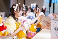 すいでぃーにポンタのぬいぐるみをプレゼントする山内咲奈。