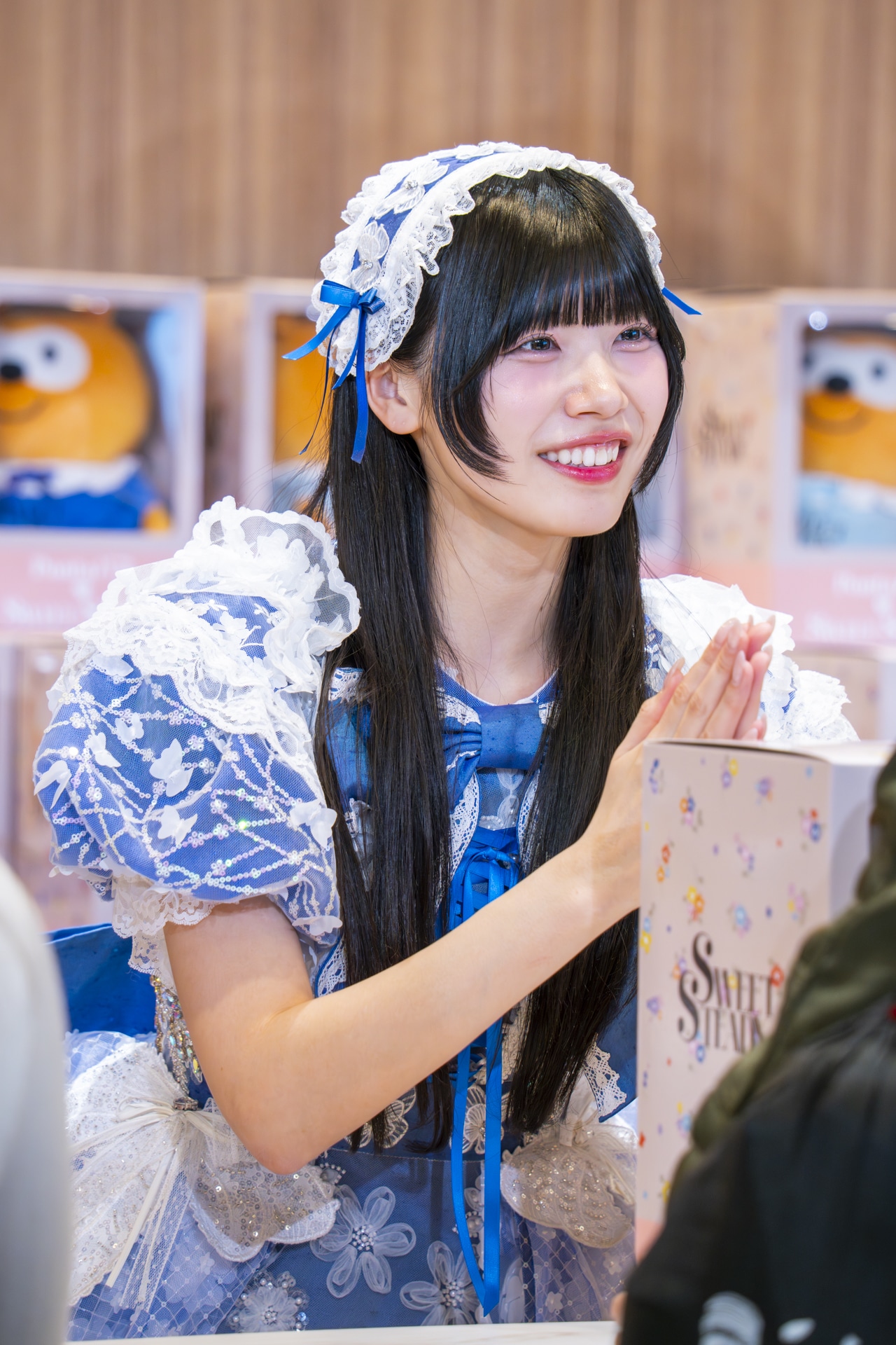 すいでぃーにポンタのぬいぐるみをプレゼントする奥田彩友。