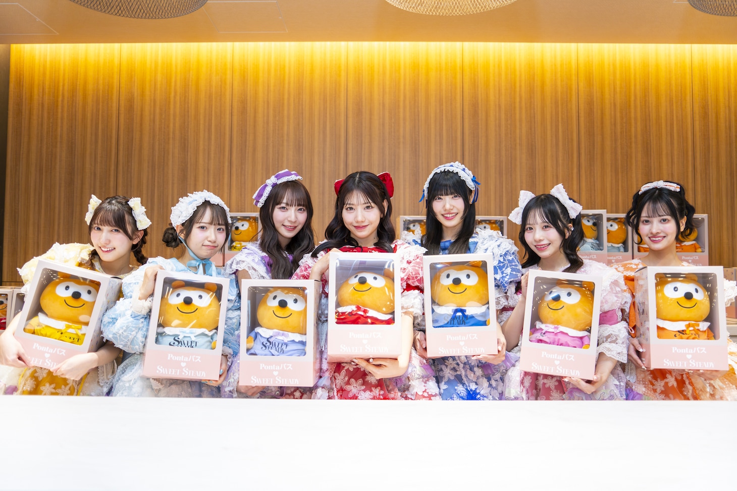 ポンタのぬいぐるみを持つSWEET STEADY。