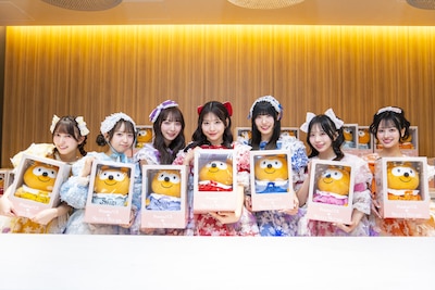 ポンタのぬいぐるみを持つSWEET STEADY。