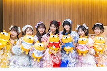 ポンタのぬいぐるみを持つSWEET STEADY。