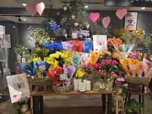東京・Hibiya-Kadan Style 新宿サブナード店で実施されたポップアップイベント「おはな、はんぶんこ。× SWEET STEADY」の様子。