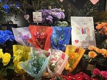 SWEET STEADYのメンバーカラー仕様のミニブーケ。