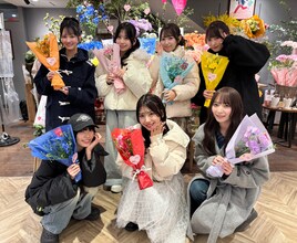 SWEET STEADY「おはな、はんぶんこ。」ポップアップイベントに感激、7色のミニブーケを手に記念撮影
