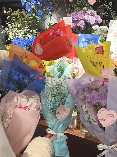 SWEET STEADYのメンバーが自ら撮影した7色のミニブーケ。