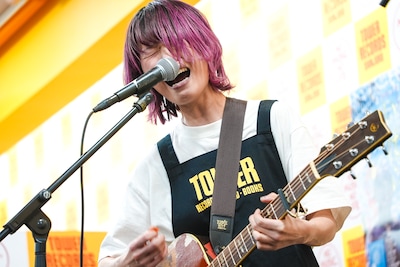 鈴木実貴子（Vo, G / 鈴木実貴子ズ）