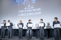 お互いが書いたフリップを見るBE:FIRSTの6人。