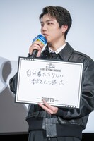 フリップに「自分たちらしい音楽を追求」と書いたSHUNTO。