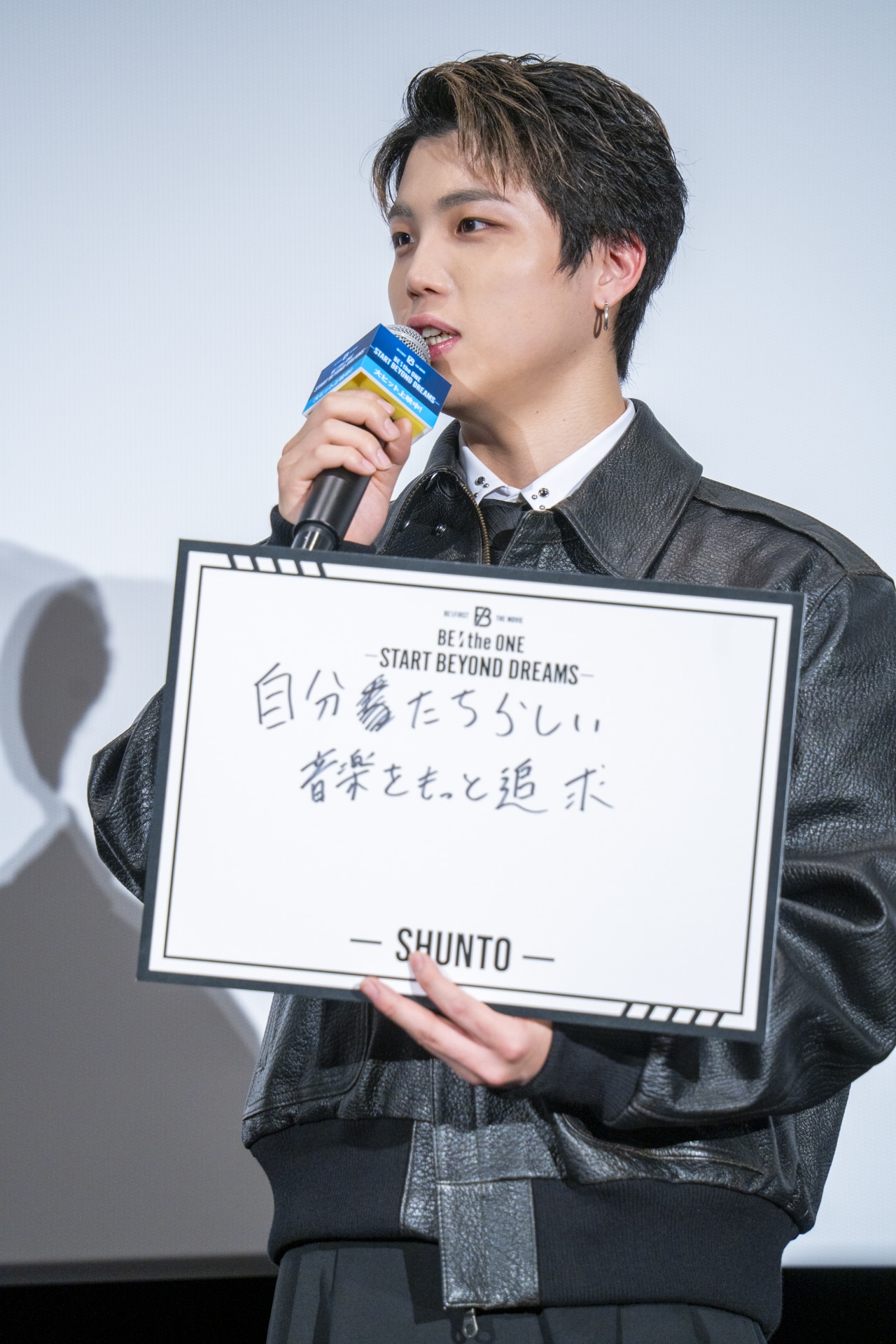 フリップに「自分たちらしい音楽を追求」と書いたSHUNTO。