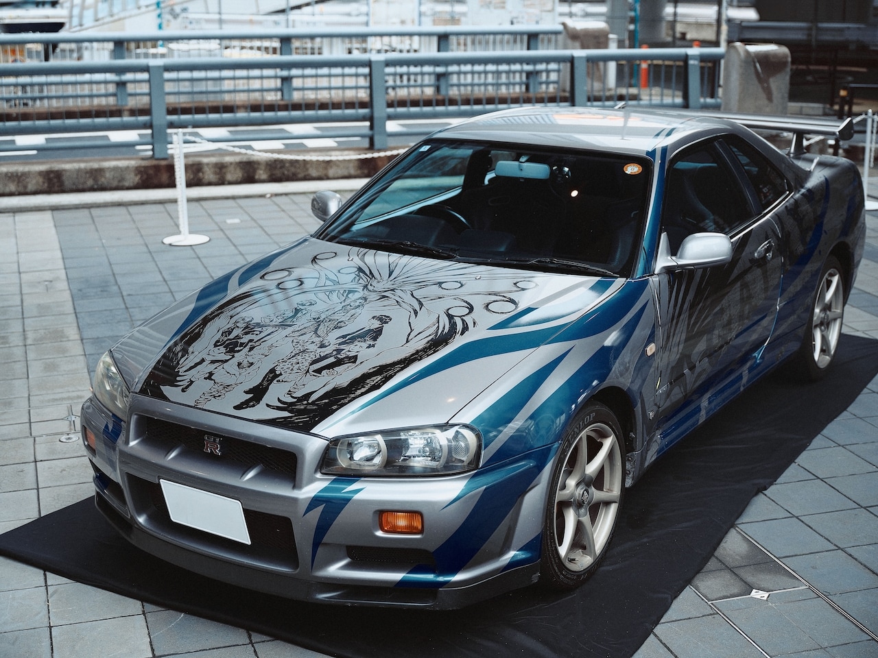 貞本義行がビジュアルを描き下ろした「SHIBUYA DRIFT」のラッピングカー